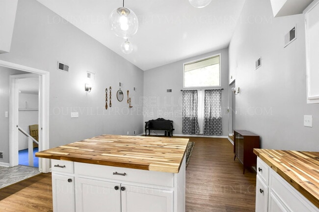 Building Photo - 6220 Applegate Ln