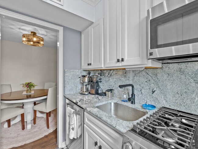 Building Photo - Enjoy Comfortable Arlington Living at Old Glebe Road!