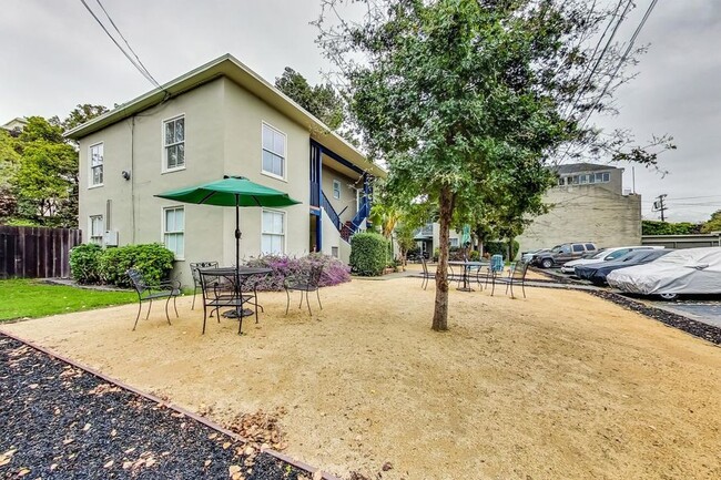 Building Photo - 1213 University Ave