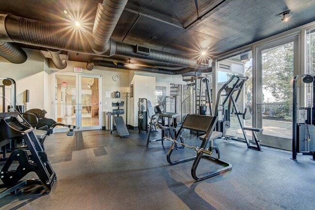 Building Photo - One bedroom condo located in heart of Buckhead!