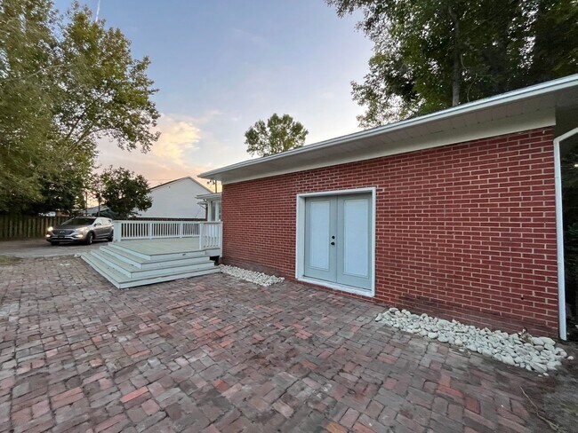 Building Photo - 5bd/2ba Remodeled Brick Ranch Home with Spacious Private Yard