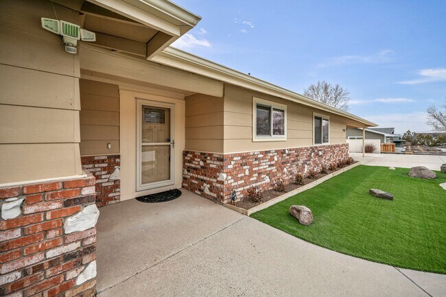 Building Photo - FULLY FURNISHED MOUNTAIN VIEW RETREAT with HOT TUB, RV PARKING & NO HOA