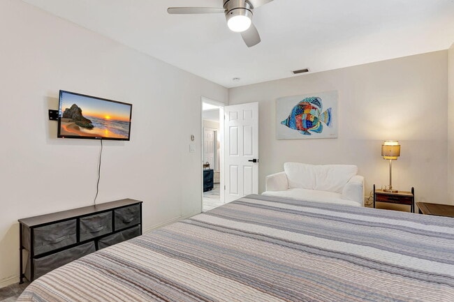 Building Photo - 3208 Marine Dr