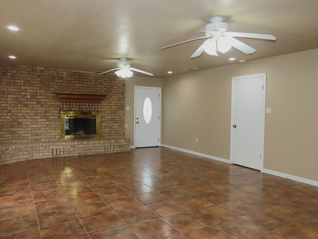 Building Photo - Country Living-City Close! 3 Bedroom, 2 Ba...