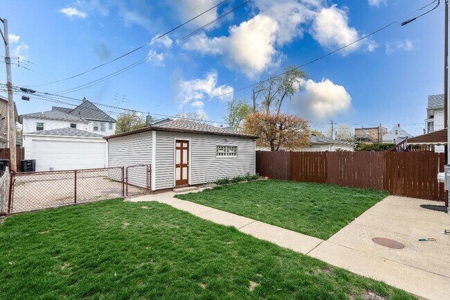 Building Photo - 4326 N Avers Ave