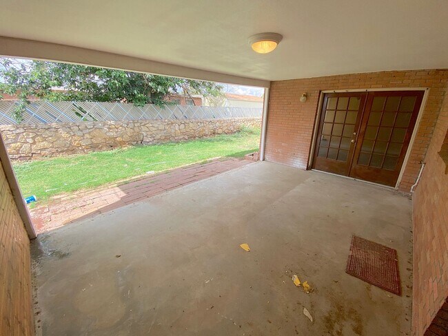 Building Photo - Northeast El Paso 3 Bed Refrig A/C! All Tile Flooring