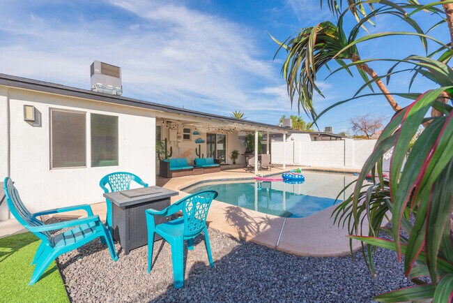 Building Photo - 4917 E Granada Rd