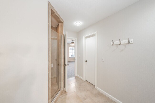 Building Photo - Prime Location in Overton West! Spacious D...