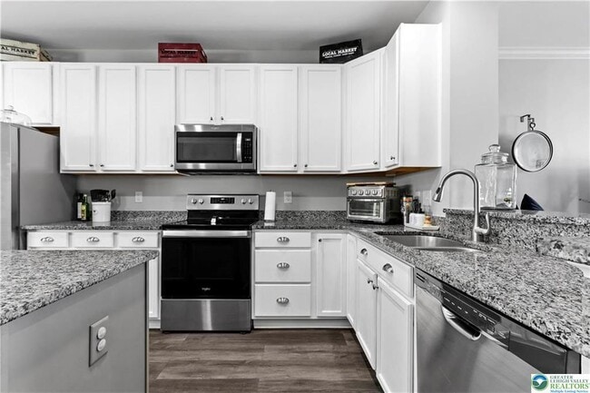 Building Photo - 9 Red Rose Ln
