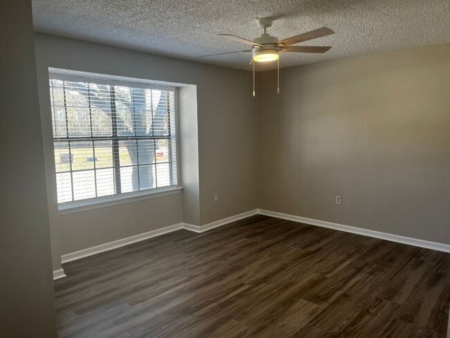 Building Photo - Apartment for lease