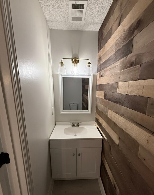 Building Photo - 13 Regency Rd