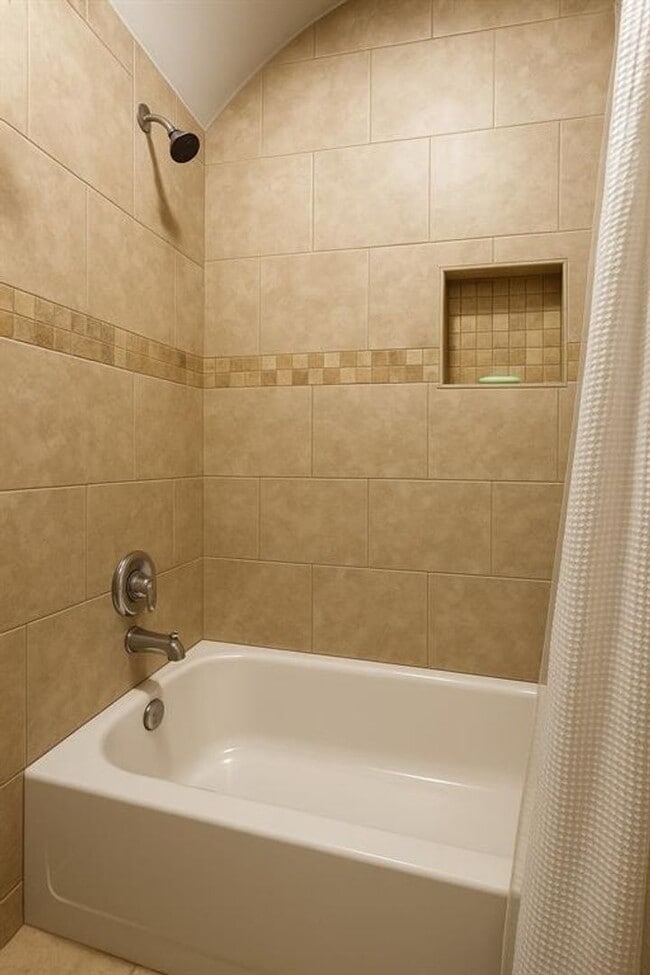 Building Photo - 4X3 Home Close to Campus!