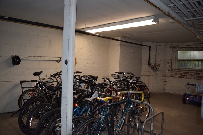 Building Photo - 4215 N Sheridan Rd