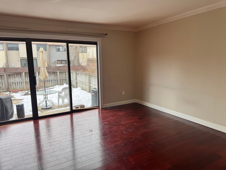 Building Photo - 489 Madison Dr