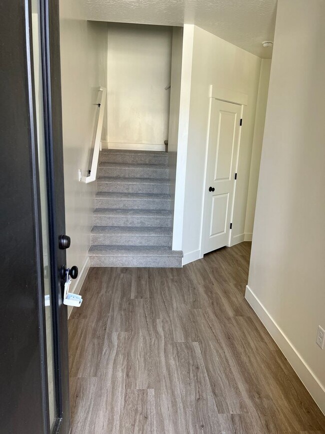 Building Photo - Newer 4 bedroom townhome in South Desert Gardens!