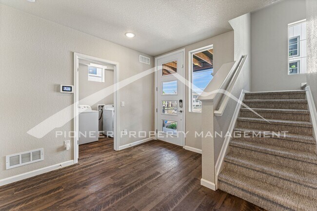 Building Photo - Gorgeous Townhouse with Washer/Dryer and C...