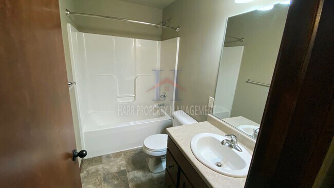 Building Photo - East Sioux Falls Twin Home
