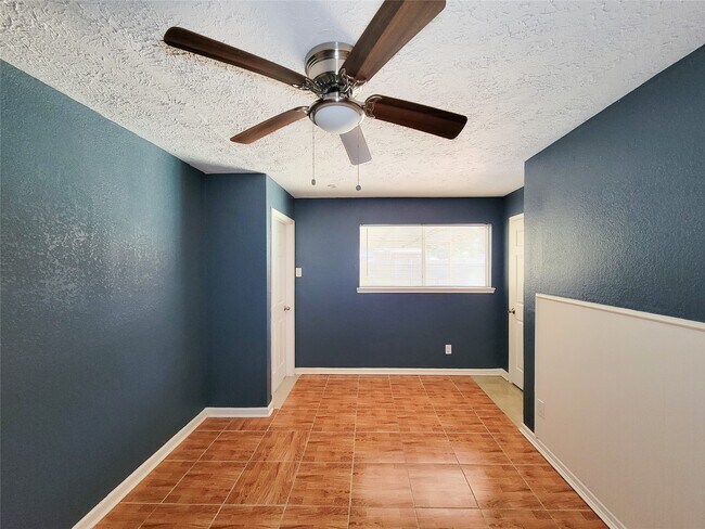 Building Photo - 409 S Travis
