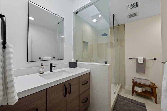 Building Photo - 809 Inverness Dr