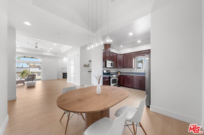 Building Photo - 309 S Mariposa Ave