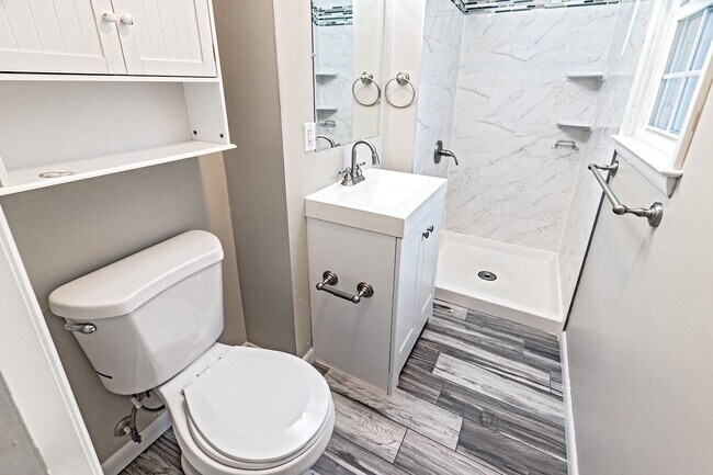 Building Photo - Hyde Park! 3 bedroom, 2.5 bathroom single family home