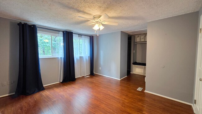 Building Photo - Beautiful Newington Forest Townhome