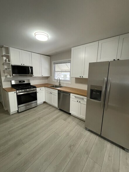 Building Photo - 7202 W Crain St