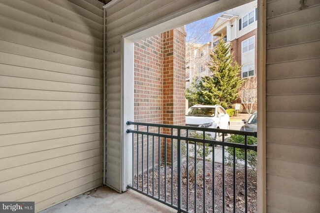 Building Photo - 12956 Centre Park Cir