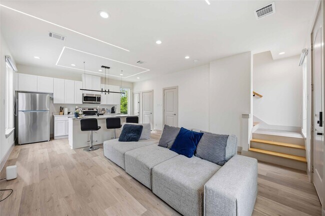 Building Photo - 1907 Hailey St