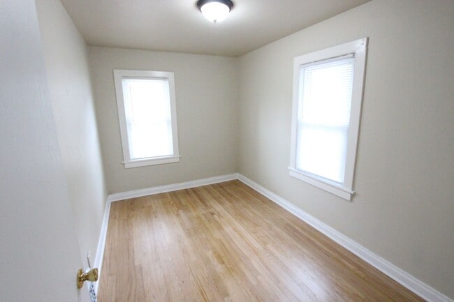 Building Photo - West Allis 3 bedroom 1 bath ranch Home