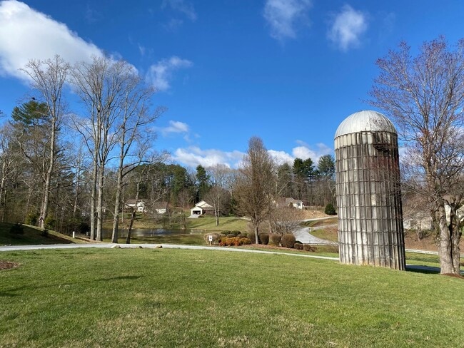 Building Photo - 165 Farm Ln
