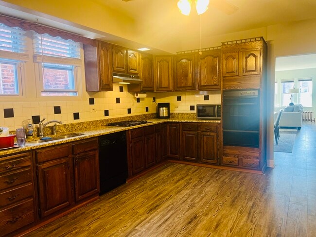 Building Photo - 1827 Gunderson Ave