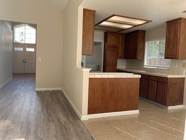 Building Photo - Spacious 3 Bedroom / 2 Bath Home with a Bo...