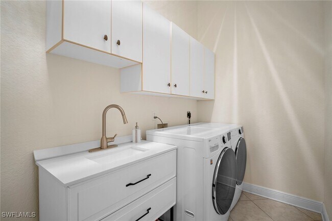 Building Photo - 5024 SW 8th Pl