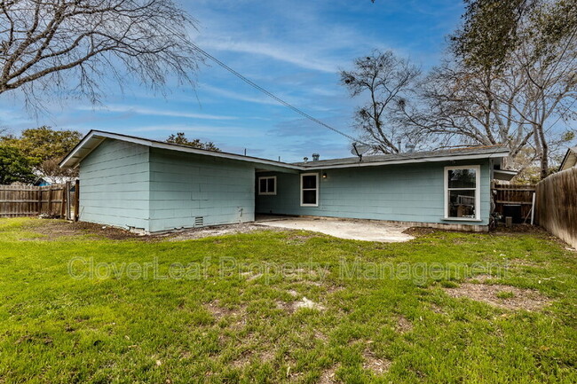 Building Photo - 1002 Sumner Dr
