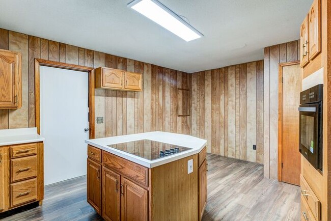 Building Photo - Colfax - Charming house with new flooring,...