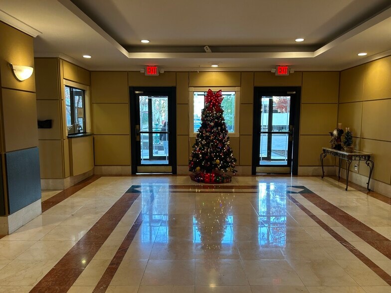 Building Photo - 410 W 7th St