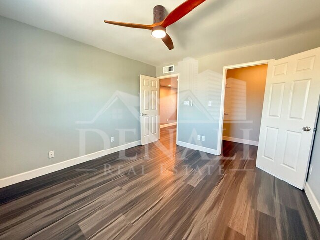 Building Photo - 811 E Chilton Dr