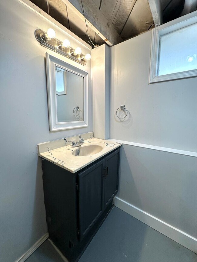 Building Photo - Spacious 4 Bed Home Near Bass Pro with Detached Garage & Fenced Yard