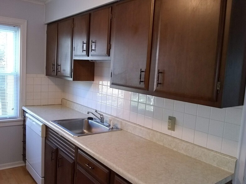 Kitchen with dishwasher and oven - 525 25th St