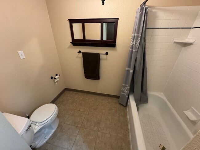 Building Photo - Spacious single bedroom condo in SE Denver