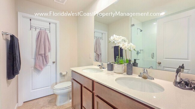 Building Photo - OUTSTANDING TOWNHOME IN LAKEWOOD RANCH! 3 ...