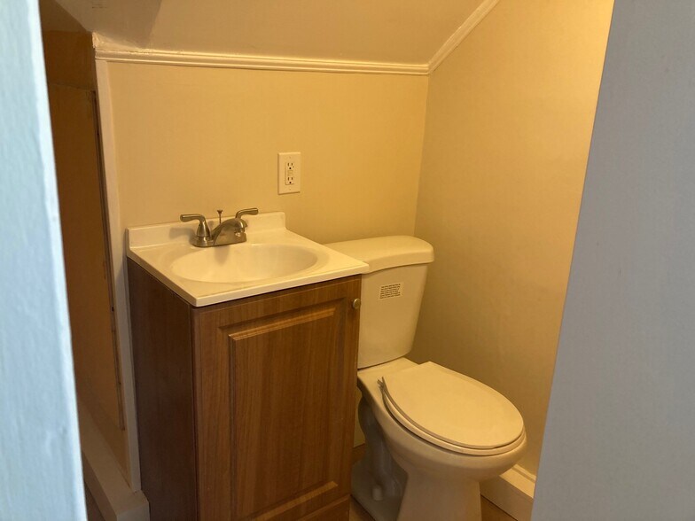 Building Photo - 64 Gray St