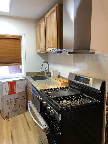 Building Photo - 1083 Pine Grove Ave
