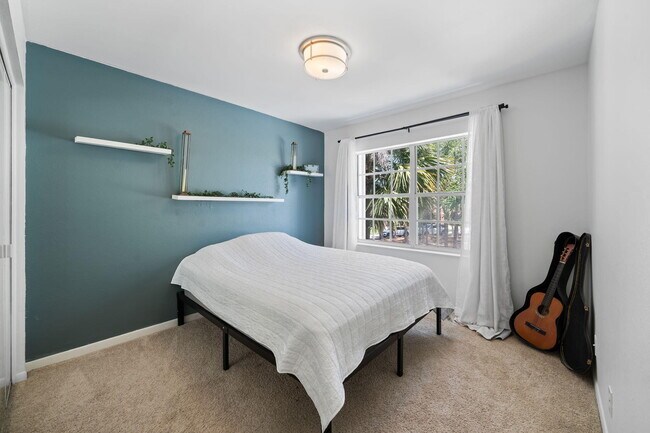 Building Photo - 1527 S Club Dr