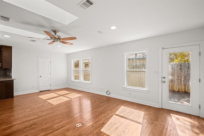 Building Photo - 2110 Oxford Ave