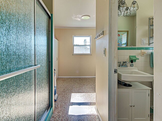 Building Photo - Seasonal Rental Near Venice – Pet-Friendly 3 Bed, 2 Bath Home