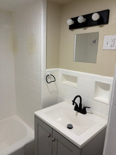 Building Photo - 6139 Belcrest St