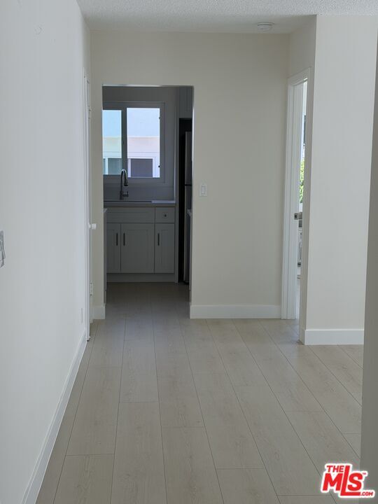 Building Photo - 213 S Alexandria Ave