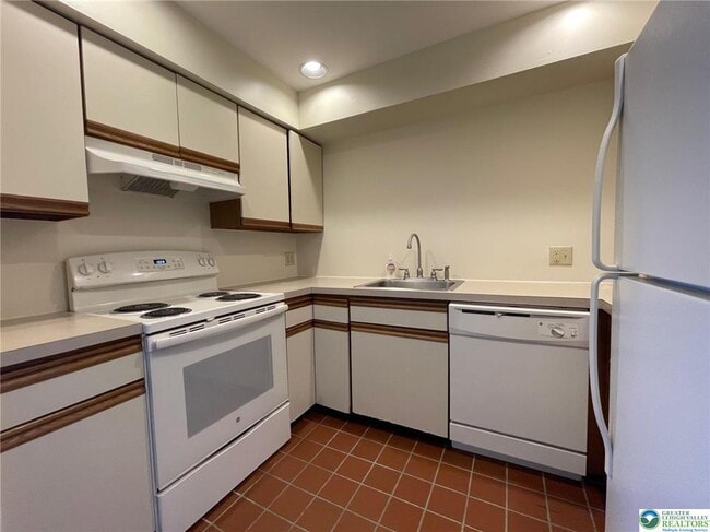 Building Photo - 101 W Race St